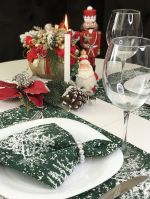 Vánoční prostírání na stůl 30x45 CM bílé větvičky / vločky na zeleném podkladu Vánoční prostírání na stůl 30x45 CM bílé větvičky / vločky na zeleném podkladu