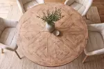 Kulatý jídelní stůl HAMPTONS 140 CM světle hnědý/krémový masiv borovice Kulatý jídelní stůl HAMPTONS 140 CM světle hnědý/krémový masiv borovice