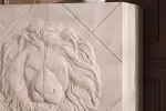 Vysoká komoda LION 3D 120 CM krémová masiv mango