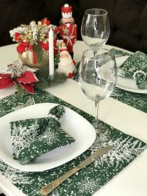 Vánoční prostírání na stůl 30x45 CM bílé větvičky / vločky na zeleném podkladu Vánoční prostírání na stůl 30x45 CM bílé větvičky / vločky na zeleném podkladu